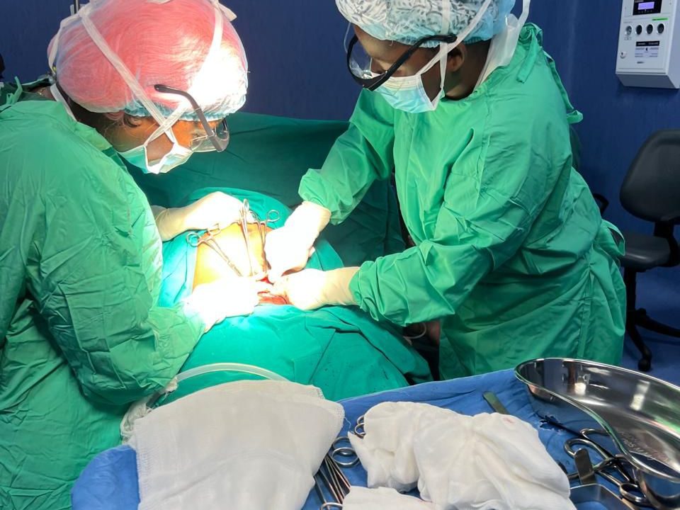 Director Nacional de Assistência Médica lidera equipa na primeira cirurgia realizada no Hospital Distrital de Matutuíne